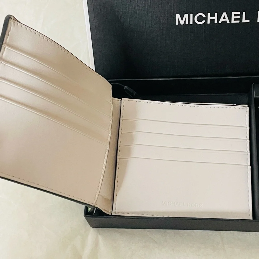 New in box Michael Kors boxed white wallet set palm